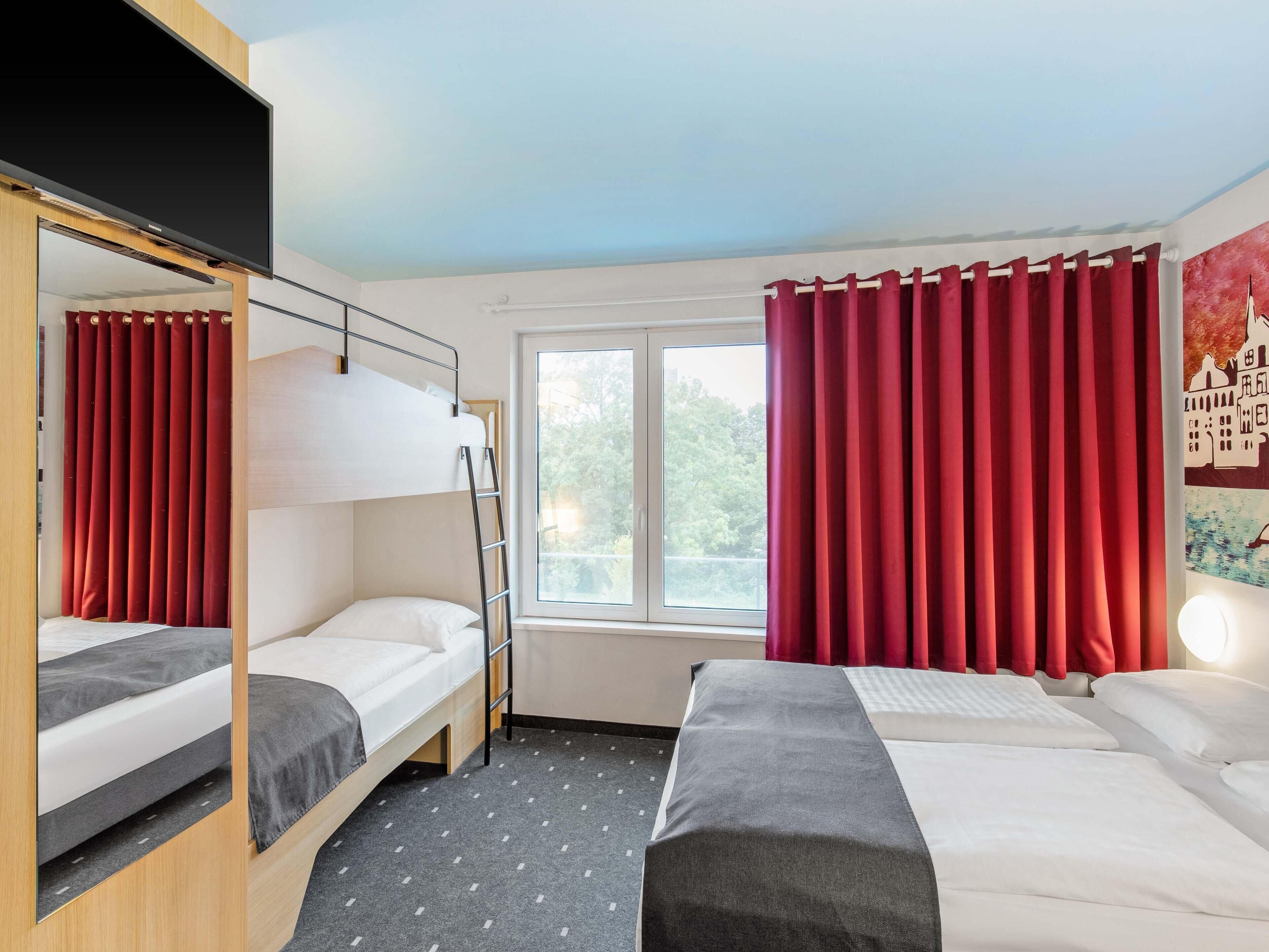 Quadruple Room | Hypo-allergenic bedding, desk, soundproofing, free WiFi