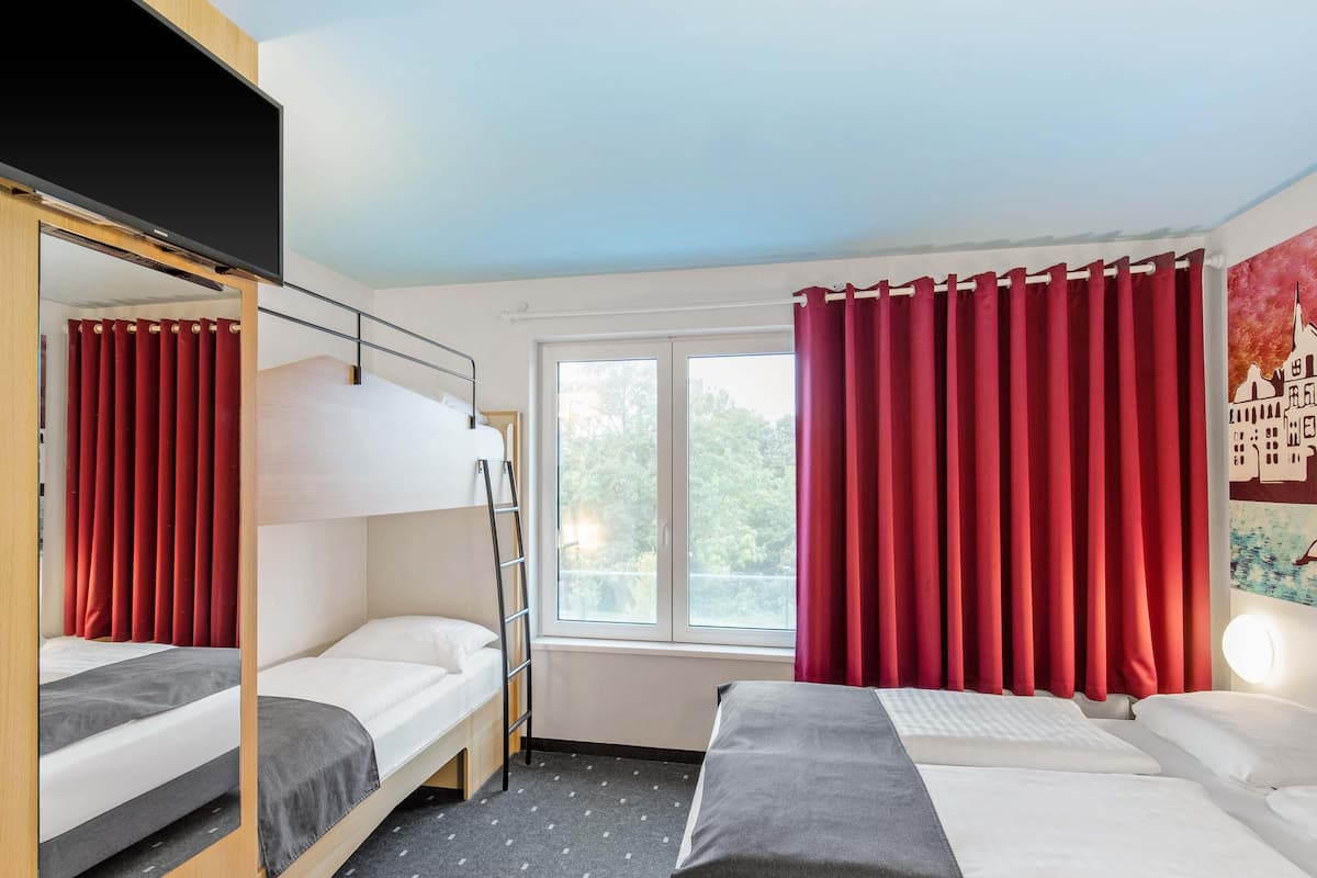 Quadruple Room | Hypo-allergenic bedding, desk, soundproofing, free WiFi