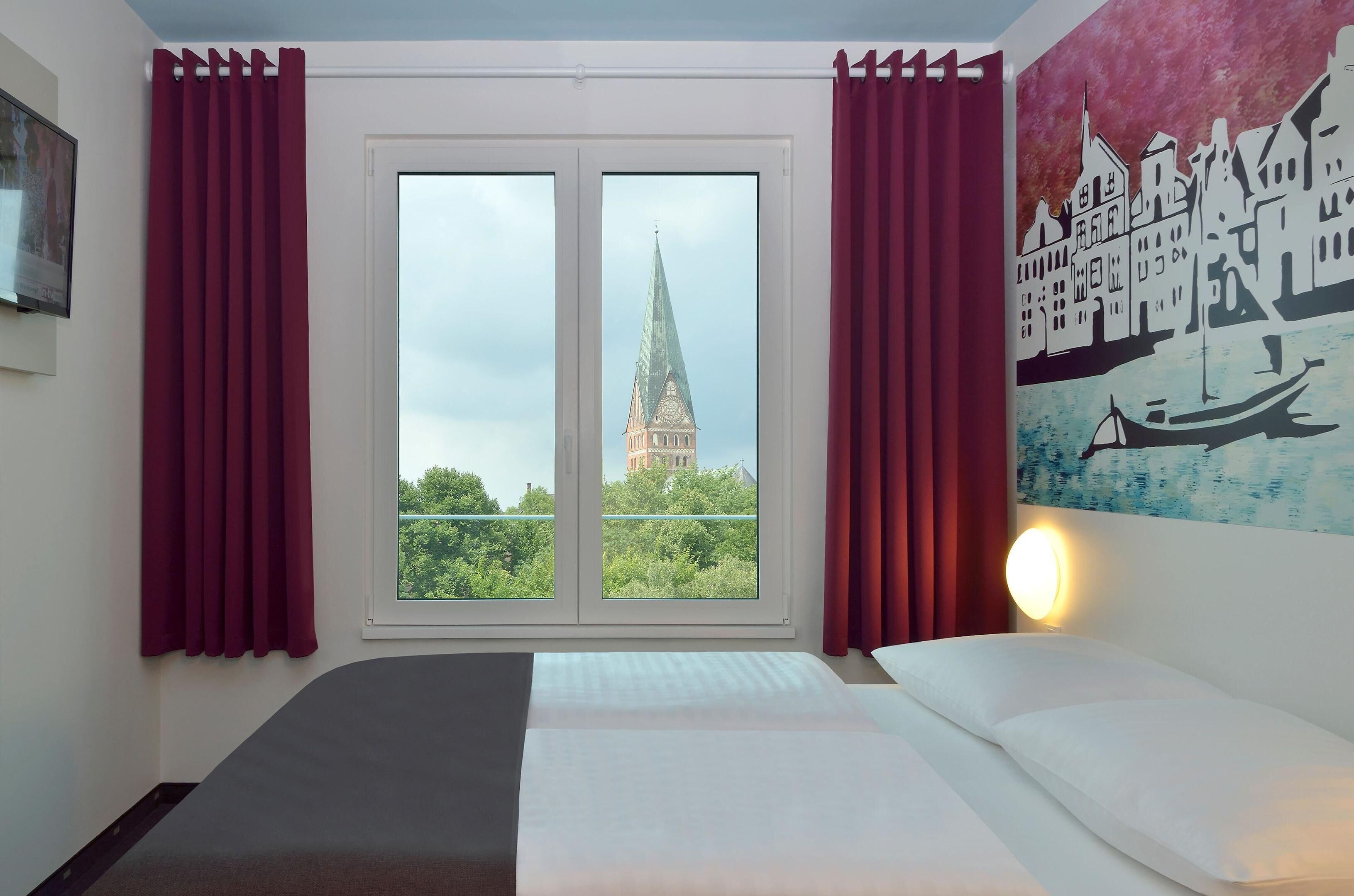 Hypo-allergenic bedding, desk, soundproofing, free WiFi