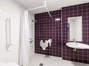Shower, hair dryer, towels, soap - B&B Hotel Lüneburg (Lueneburg)