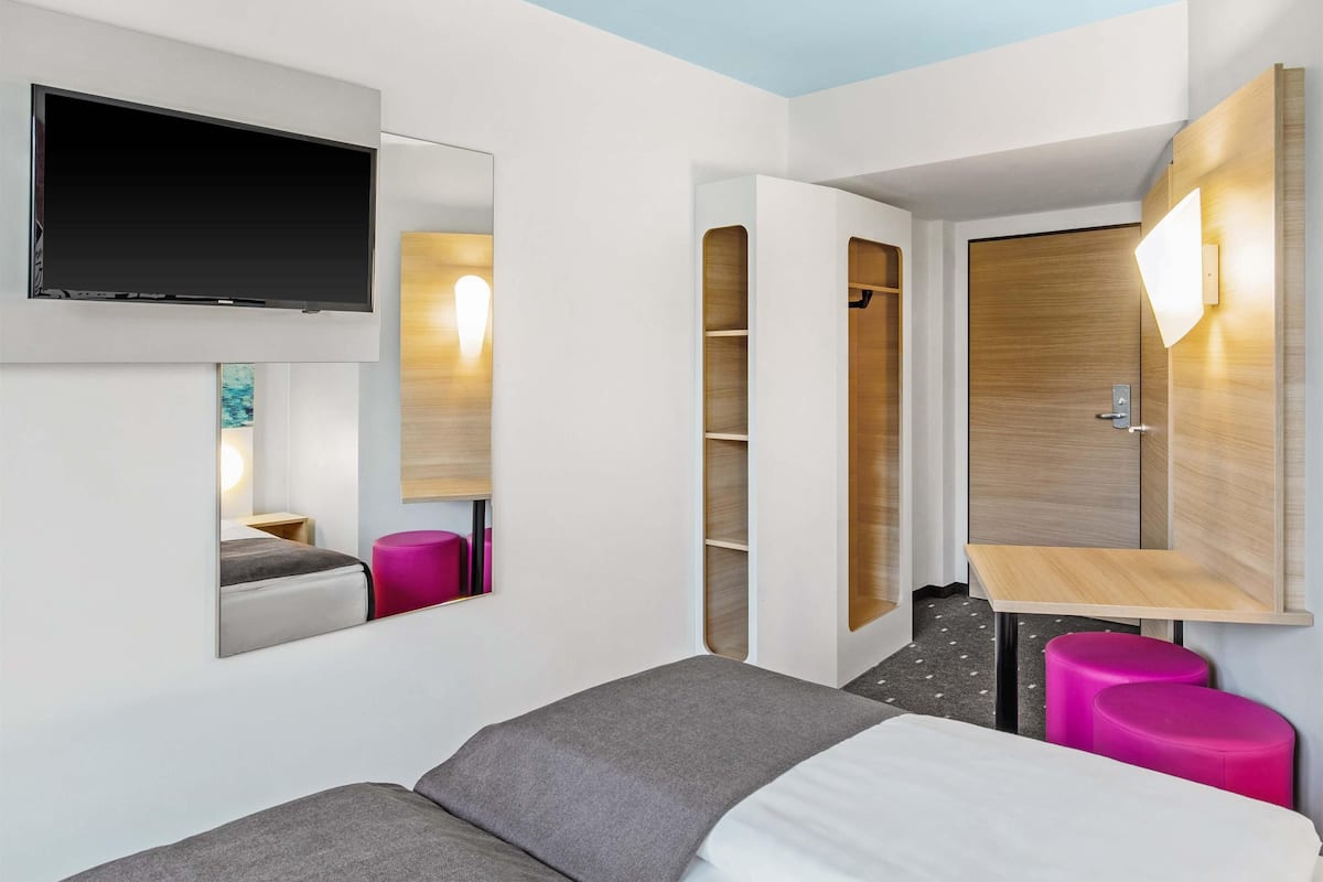 twin room | hypo-allergenic bedding, desk, soundproofing, free wifi