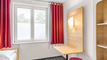 Allergikerbettwaren, Schreibtisch, schallisolierte Zimmer