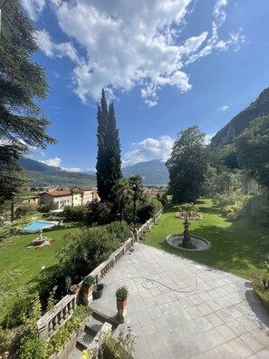 Property grounds - Historic villa, 1 km to the beach, 500m to the city, pool, sauna (Riva del Garda)