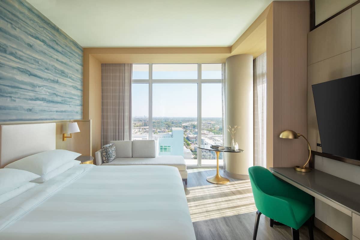Premium kamer, 1 kingsize bed (Promenade Corner with M Club Access) | Een kluis op de kamer, een bureau, een laptopwerkplek