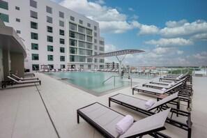 Outdoor pool, free cabanas, pool umbrellas - Marriott Fort Lauderdale Airport (Dania Beach)
