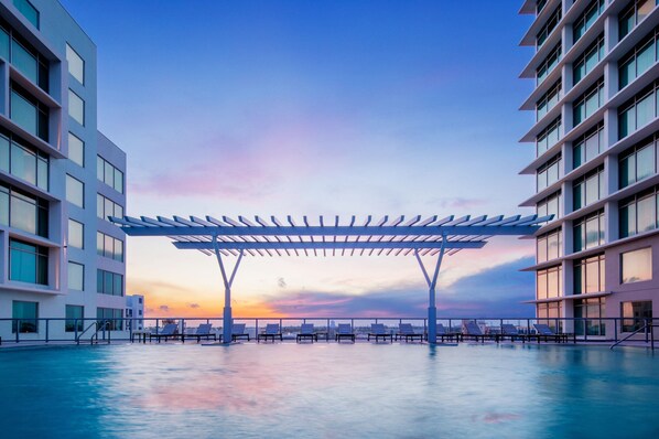 Outdoor pool, free cabanas, pool umbrellas
