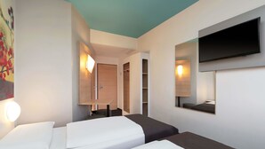 A hotel room with two beds, a TV mounted on the wall, and a painting on the wall. - B&B Hotel Potsdam (Potsdam)