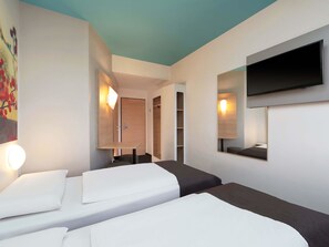 مكتب وتجهيزات عازلة للصوت وواي فاي مجانًا وملاءات أسرّة