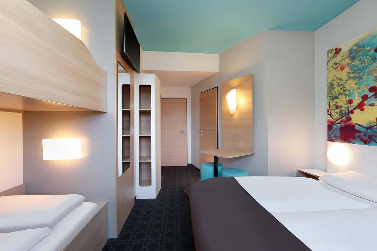 Quadruple Room | Desk, soundproofing, free WiFi, bed sheets