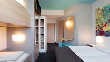 Quadruple Room | Desk, soundproofing, free WiFi, bed sheets