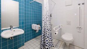 A bathroom with a sink, toilet, and shower. - B&B Hotel Potsdam (Potsdam)