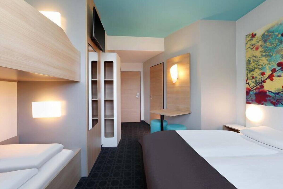 Escritorio, sistema de insonorización, wifi gratis y ropa de cama