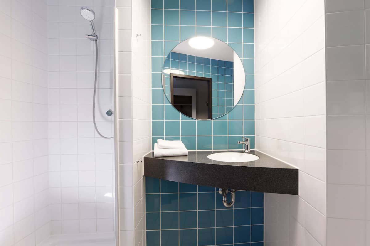 desk, soundproofing, free wifi, bed sheets