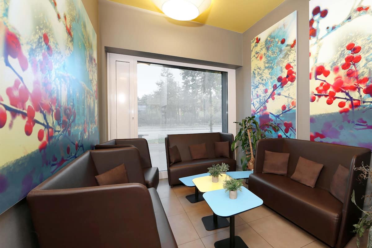 desk, soundproofing, free wifi, bed sheets