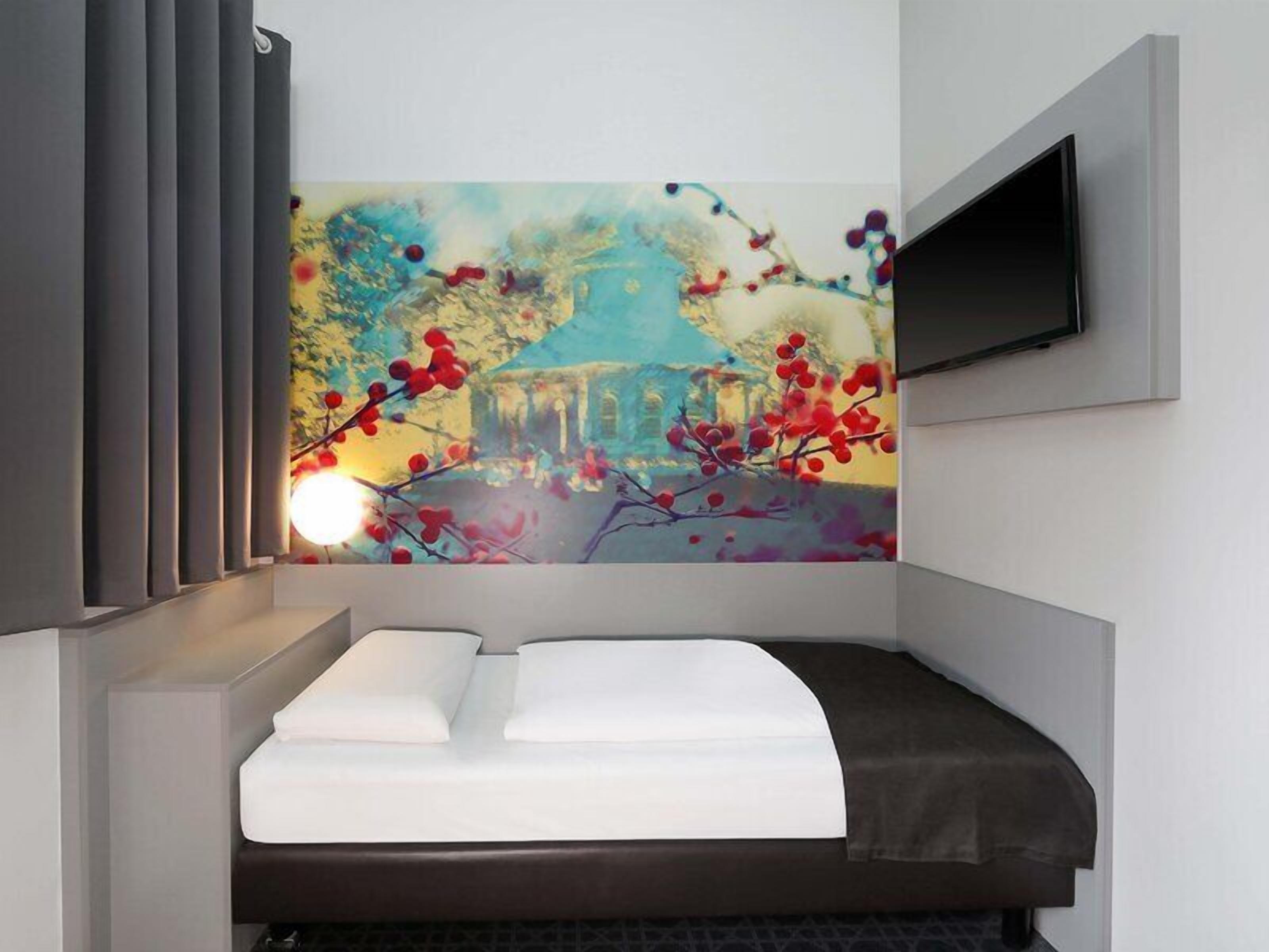 Desk, soundproofing, WiFi (free), bed sheets