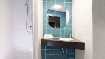Een douche, een haardroger, handdoeken, zeep