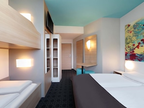 Quadruple Room | Desk, soundproofing, free WiFi, bed sheets - B&B Hotel Potsdam (Potsdam)