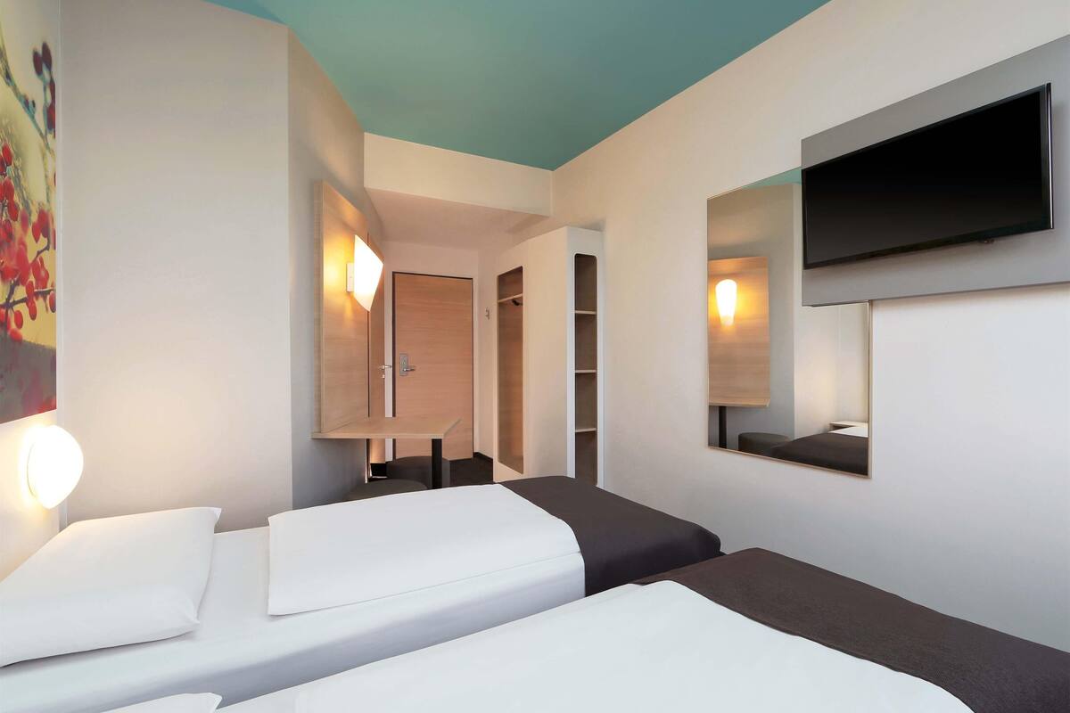 twin room | desk, soundproofing, free wifi, bed sheets