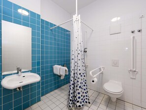 Douche, sèche-cheveux, serviettes fournies, savon