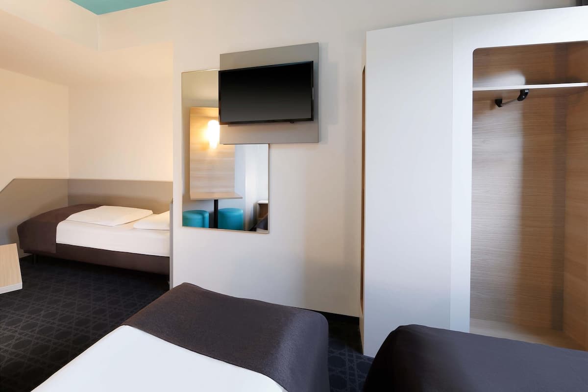 Triple Room | Desk, soundproofing, free WiFi, bed sheets