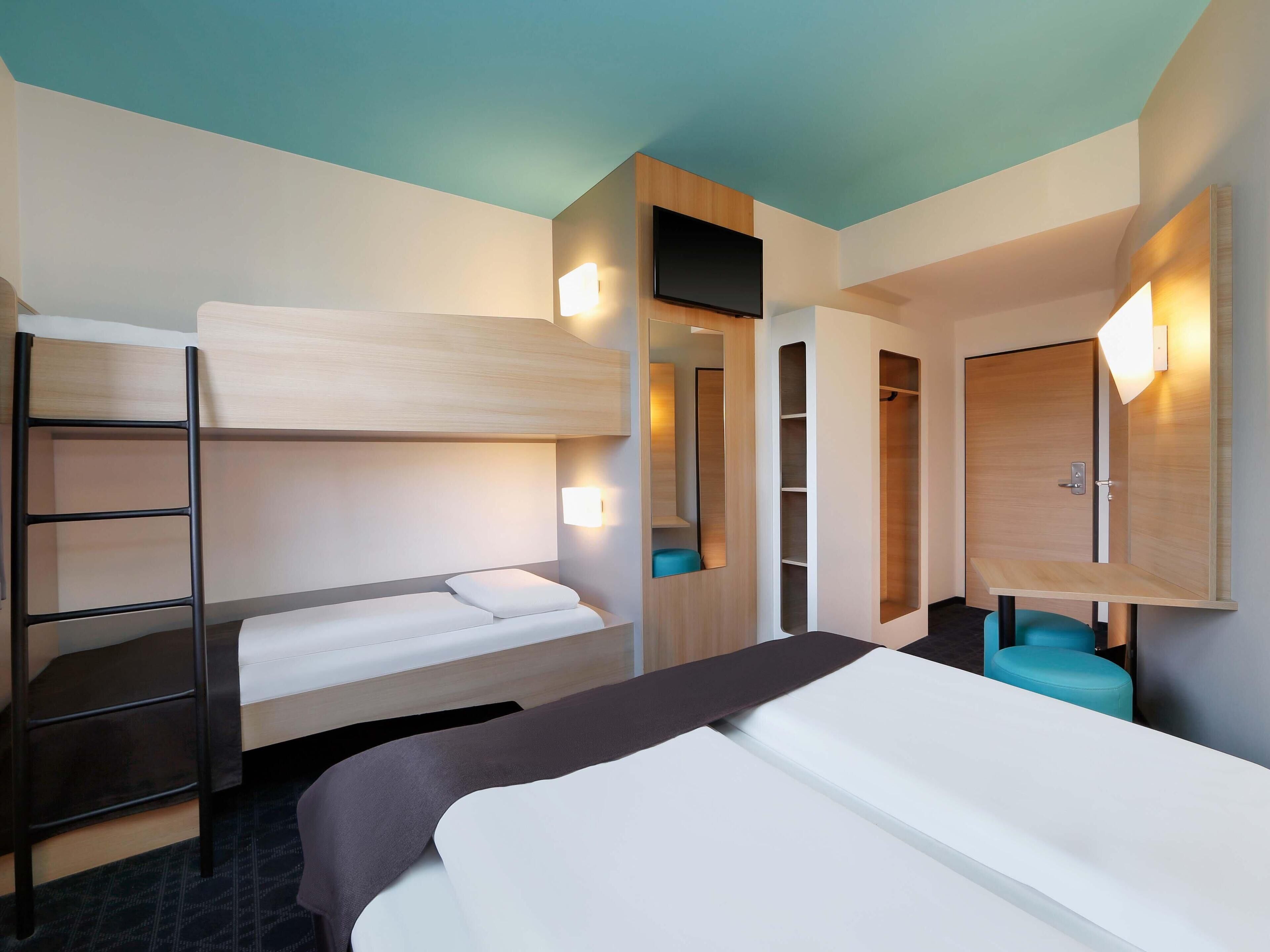 Quadruple Room | Desk, soundproofing, free WiFi, bed sheets