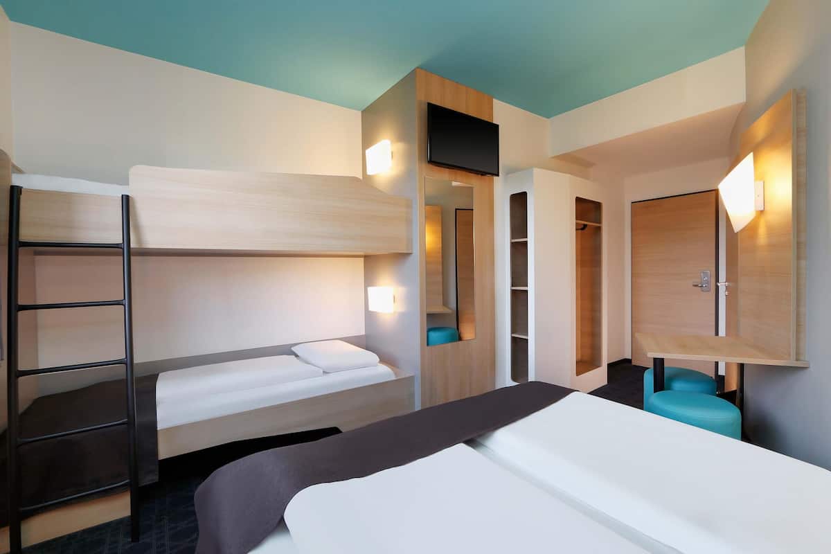 Quadruple Room | Desk, soundproofing, free WiFi, bed sheets