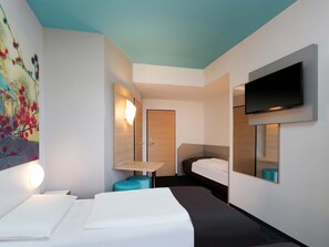 Triple Room | Desk, soundproofing, free WiFi, bed sheets