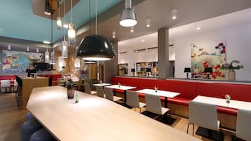 Se ofrece un desayuno bufé todos los días (13.9 EUR por persona)
