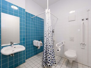 淋浴设施、吹风机、毛巾、肥皂