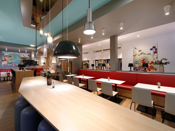 Desayuno buffet todos los días (EUR 13.9 por persona) 