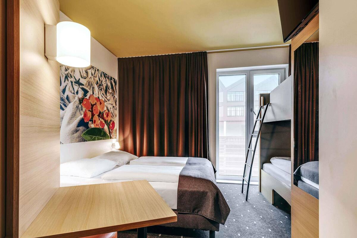 Quadruple Room | Desk, soundproofing, free WiFi, bed sheets