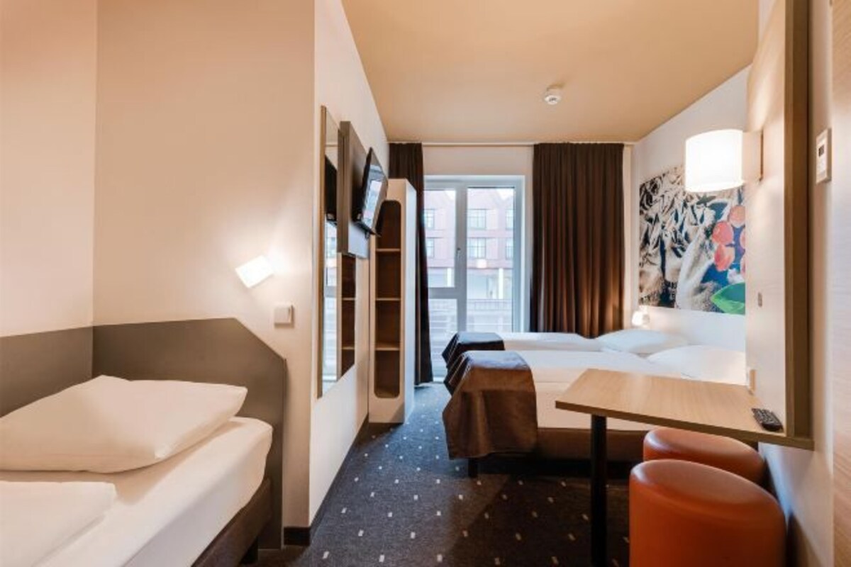 Desk, soundproofing, free WiFi, bed sheets