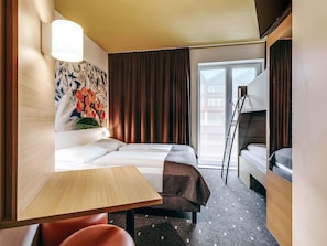 Quarto quádruplo | Escrivaninha, quartos à prova de som, Wi-Fi de cortesia, roupa de cama