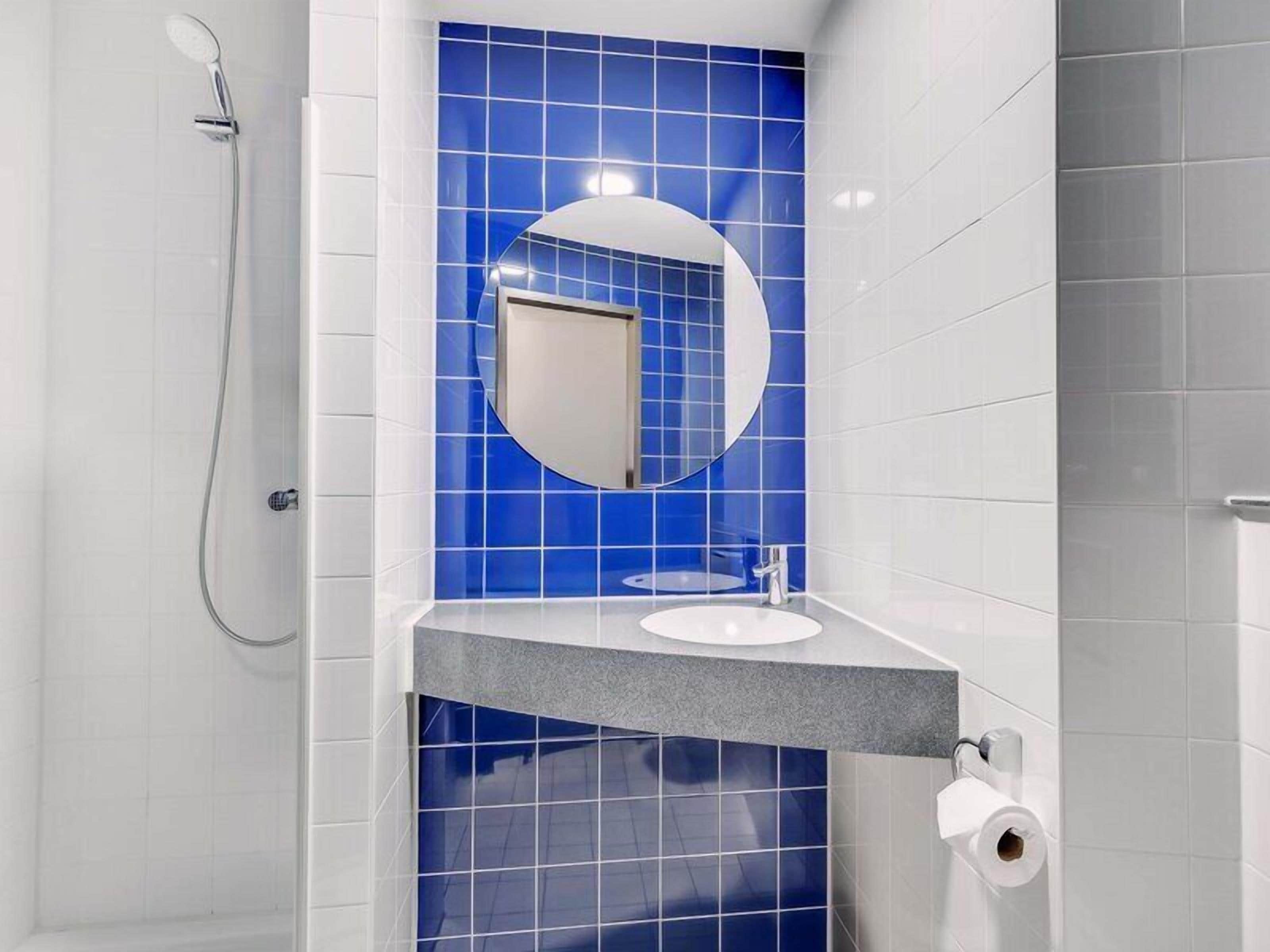 Regadera, secadora de cabello, jabón, papel de baño 