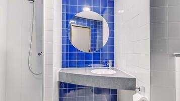 Regadera, secadora de cabello, jabón, papel de baño