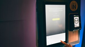 A digital kiosk with a screen displaying text and a keypad. - B&B Hotel Bremen-Überseestadt (Bremen)