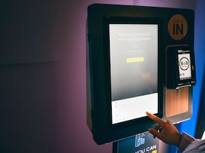 A digital kiosk with a screen displaying text and a keypad. - B&B Hotel Bremen-Überseestadt (Bremen)