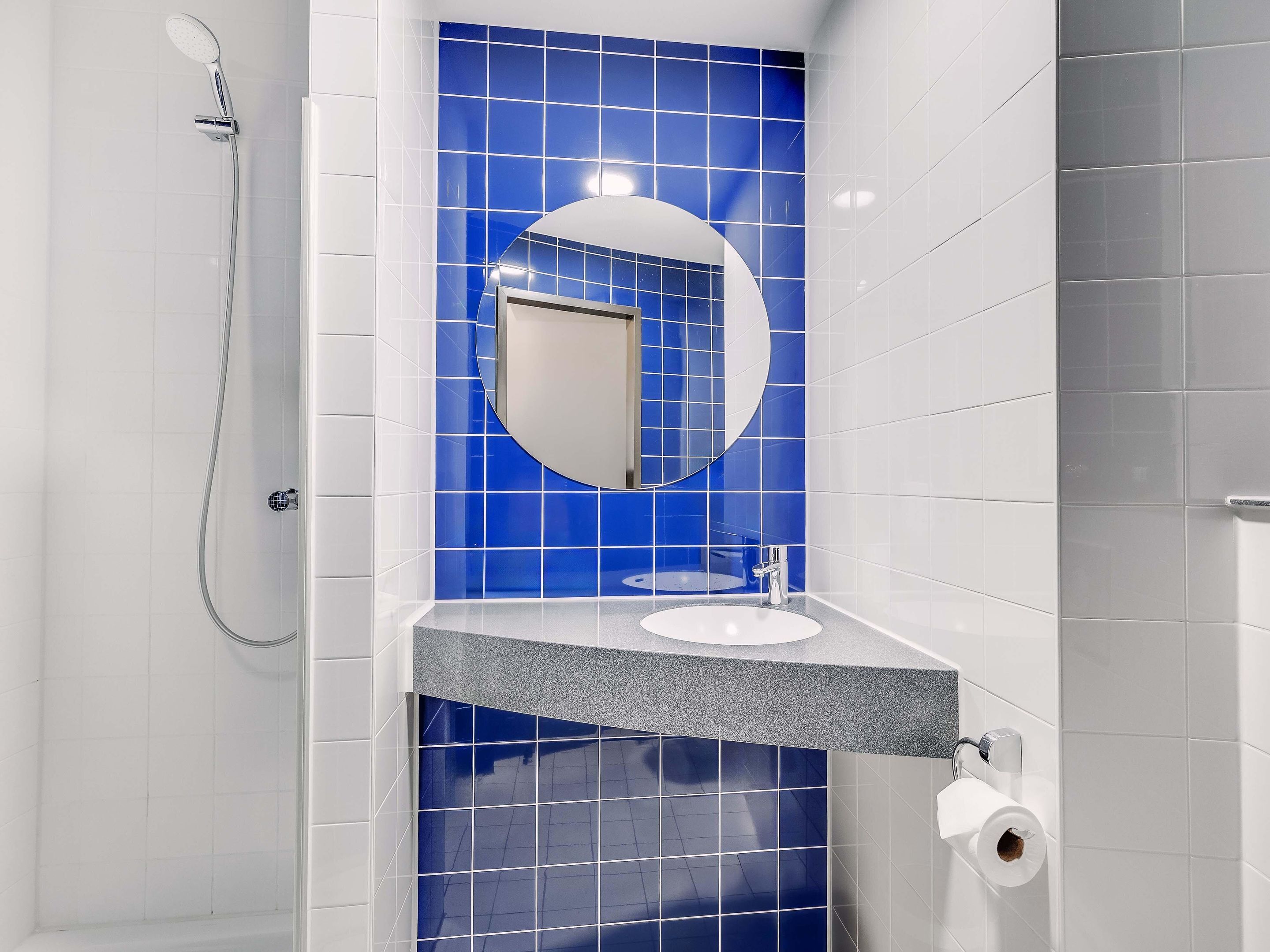 Regadera, secadora de cabello, jabón, papel de baño 