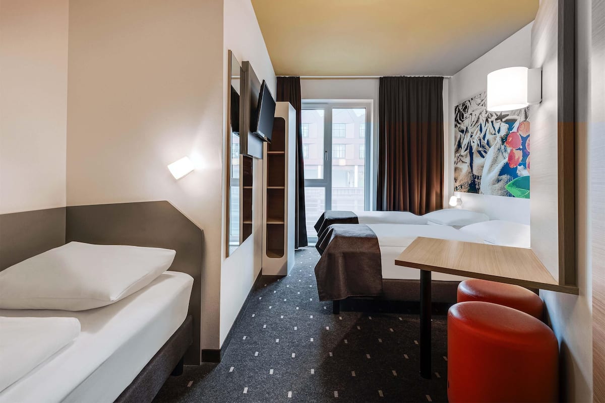 Quarto triplo | Escrivaninha, quartos à prova de som, Wi-Fi de cortesia, roupa de cama