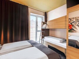 Habitación cuádruple | Escritorio, sistema de insonorización, wifi gratis y ropa de cama