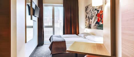 Desk, soundproofing, free WiFi, bed sheets