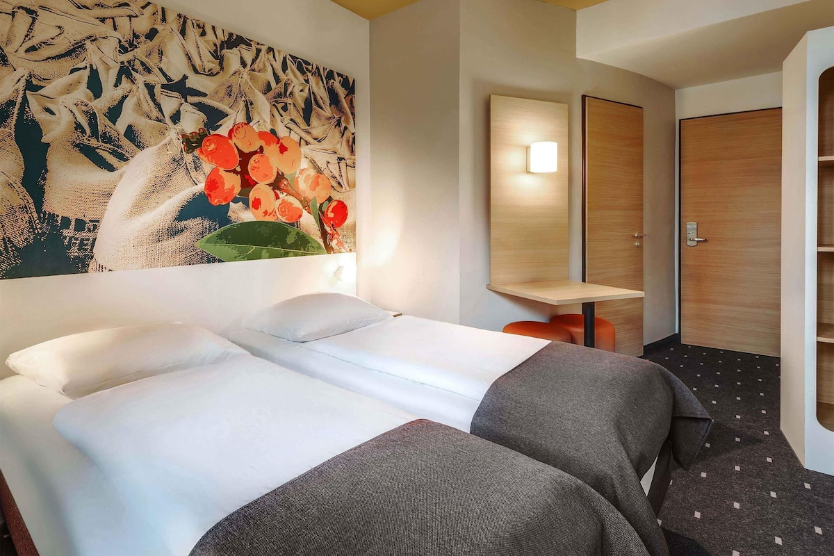 Quarto duplo | Escrivaninha, quartos à prova de som, Wi-Fi de cortesia, roupa de cama