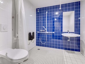 Shower, hair dryer, soap, toilet paper - B&B Hotel Bremen-Überseestadt (Bremen)
