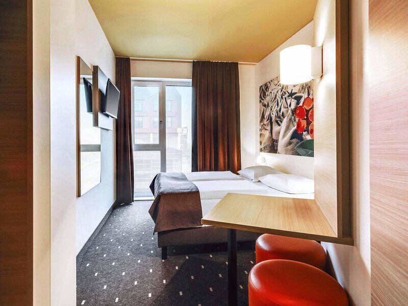 Desk, soundproofing, free WiFi, bed sheets