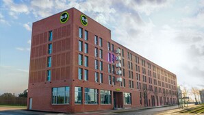 A modern red brick building with large windows and a sign reading "B&B HOTELS". - B&B Hotel Bremen-Überseestadt (Bremen)