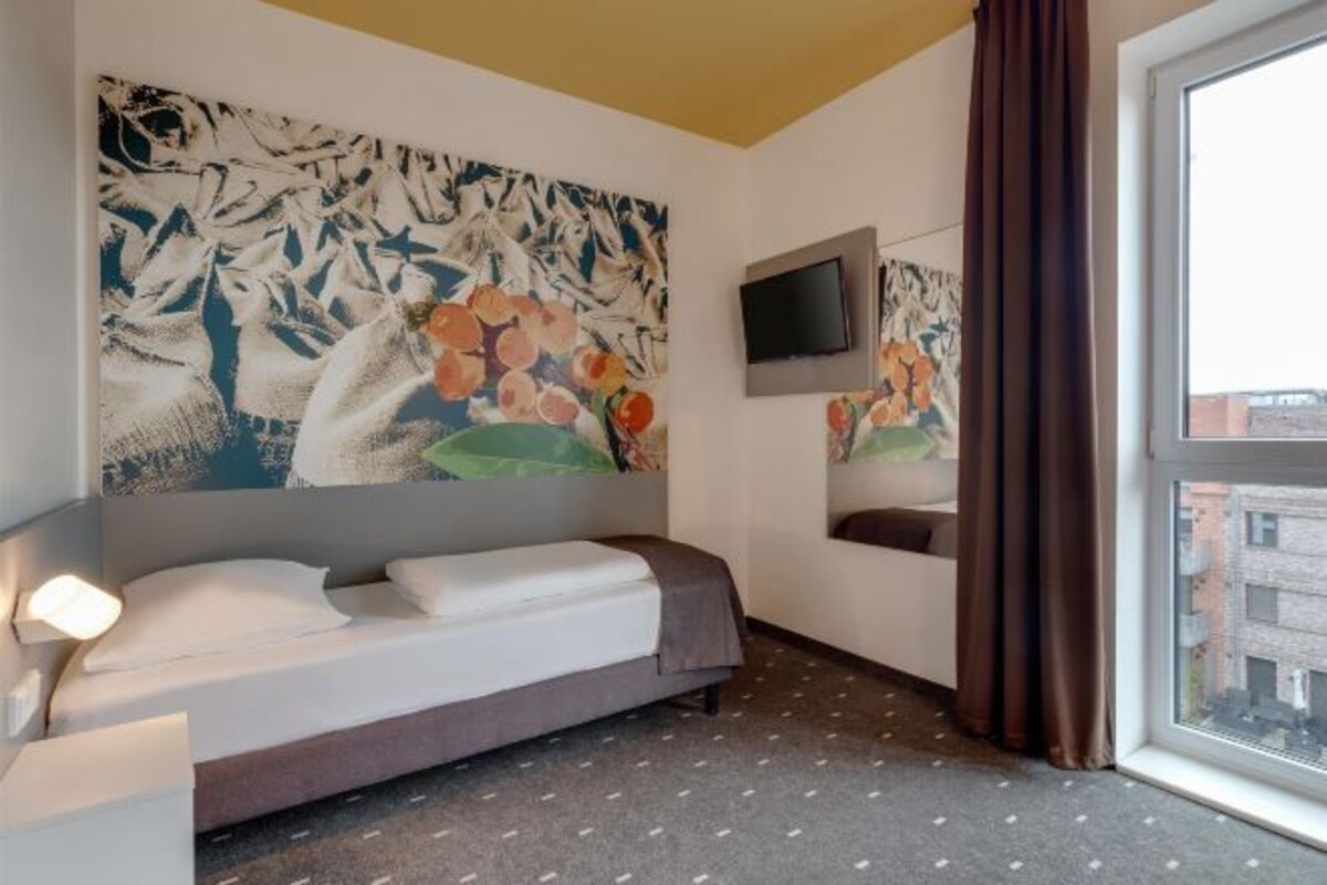 Desk, soundproofing, free WiFi, bed sheets