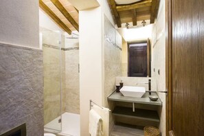 Ensemble douche/baignoire, sèche-cheveux, bidet, savon