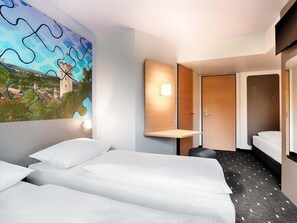 Triple Room | Hypo-allergenic bedding available, desk, WiFi (free), bed sheets - B&B Hotel Ravensburg (Ravensburg)