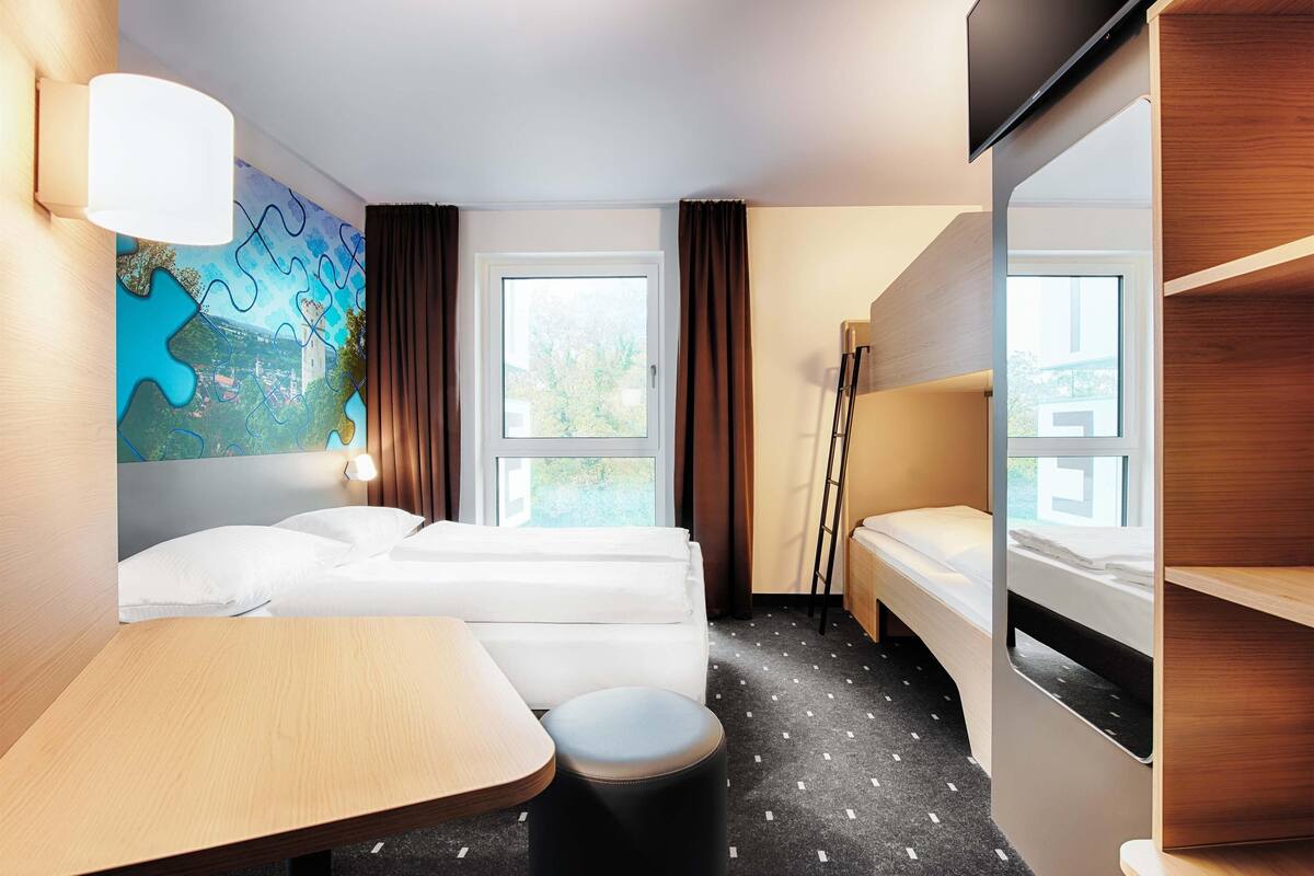 quadruple room | hypo-allergenic bedding, desk, free wifi, bed sheets