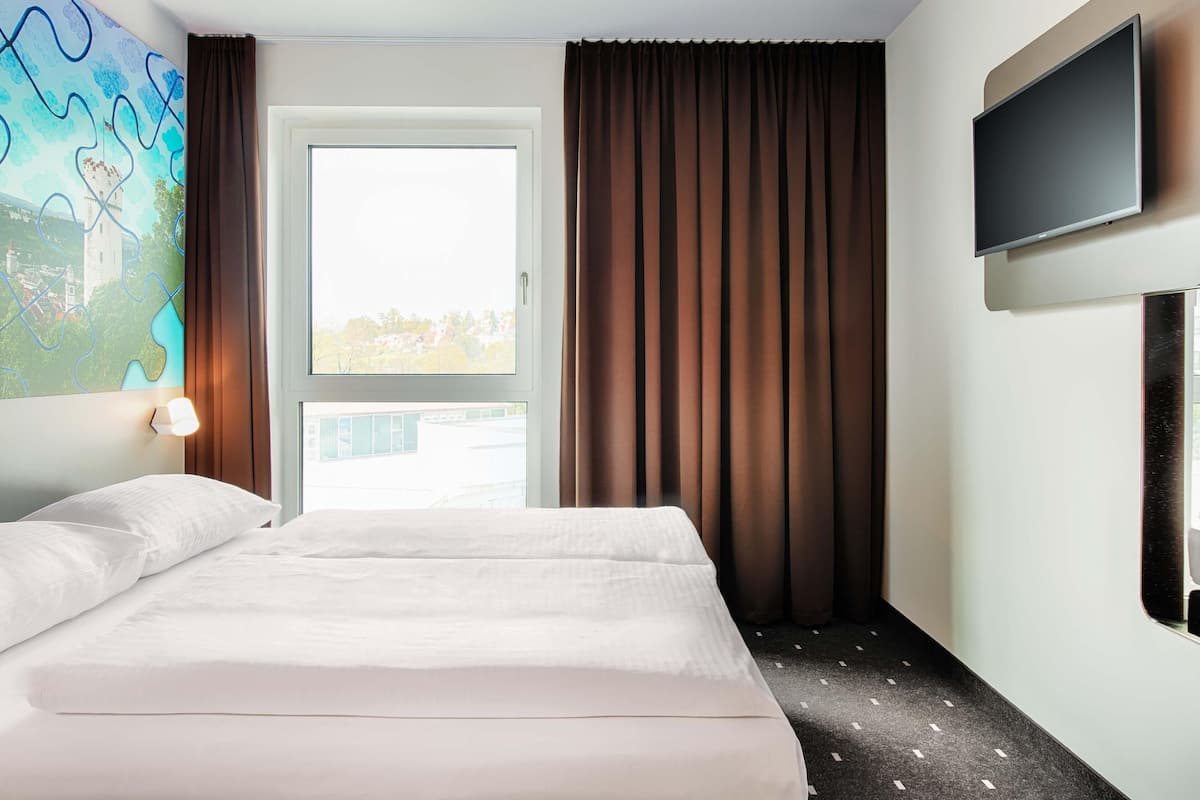 Double Room | Hypo-allergenic bedding, desk, free WiFi, bed sheets